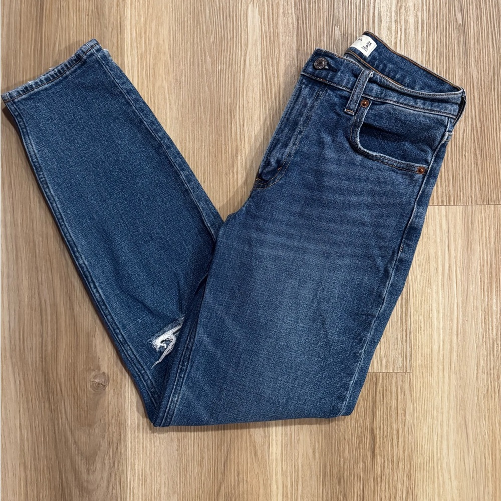 ABERCROMBIE & FITCH The Mom High Rise Jean. Size 25. EUC.